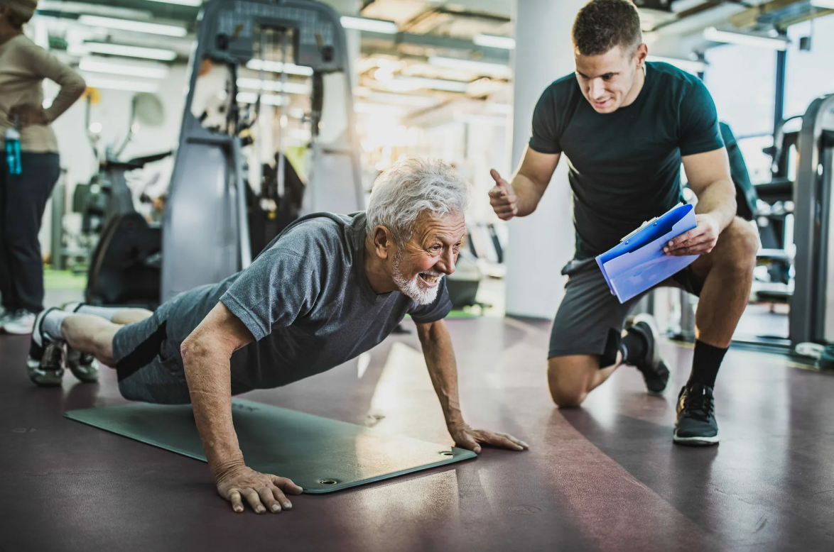 Родители на тренировках. Фитнес бизнесмен. Мужчина в возрасте тренируется. Дед тренируется. Подходы в спорте.