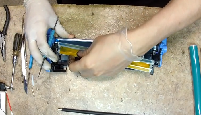 Фото 30. Смачиваем ткань сервисной жидкостью inkmaster. Протираем ракель