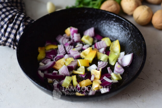 Салат из фасоли с орехами и кинзой