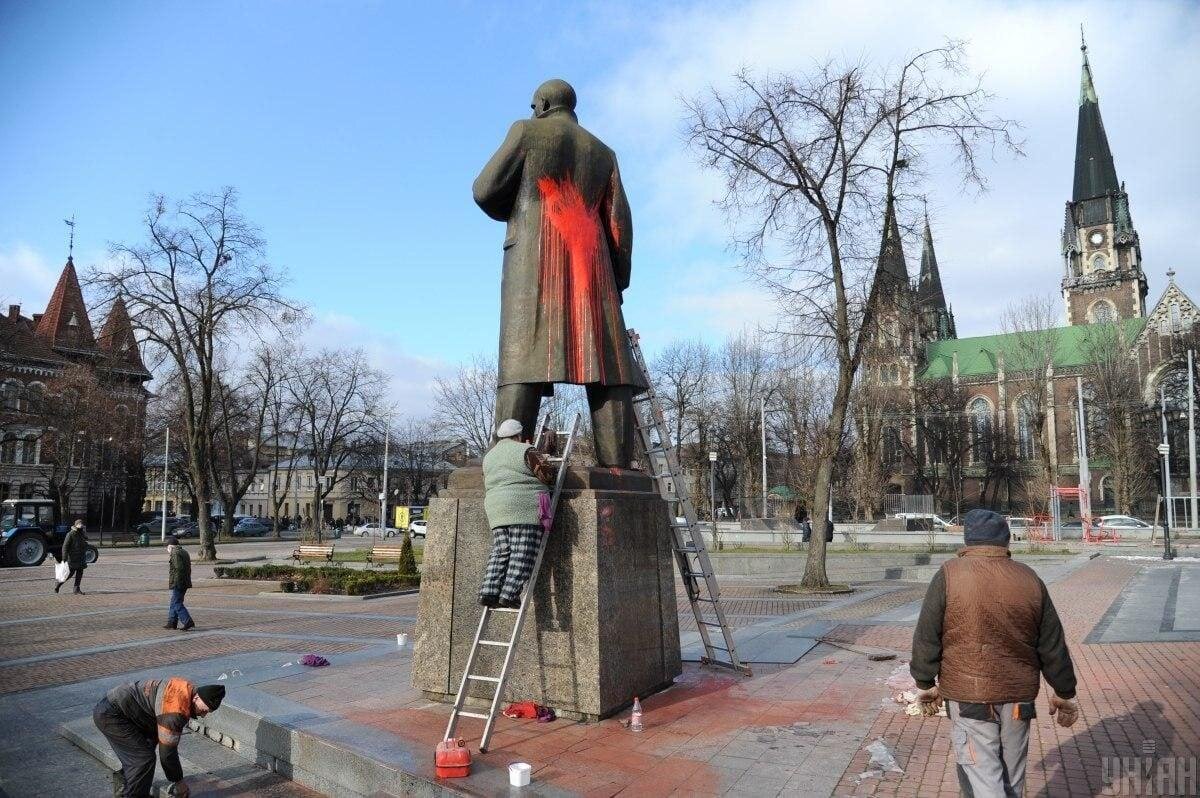 Памятник бандере во львове фото Надругались над Бандерой: на Украине раскрыли дело об атаке на памятник во Львов