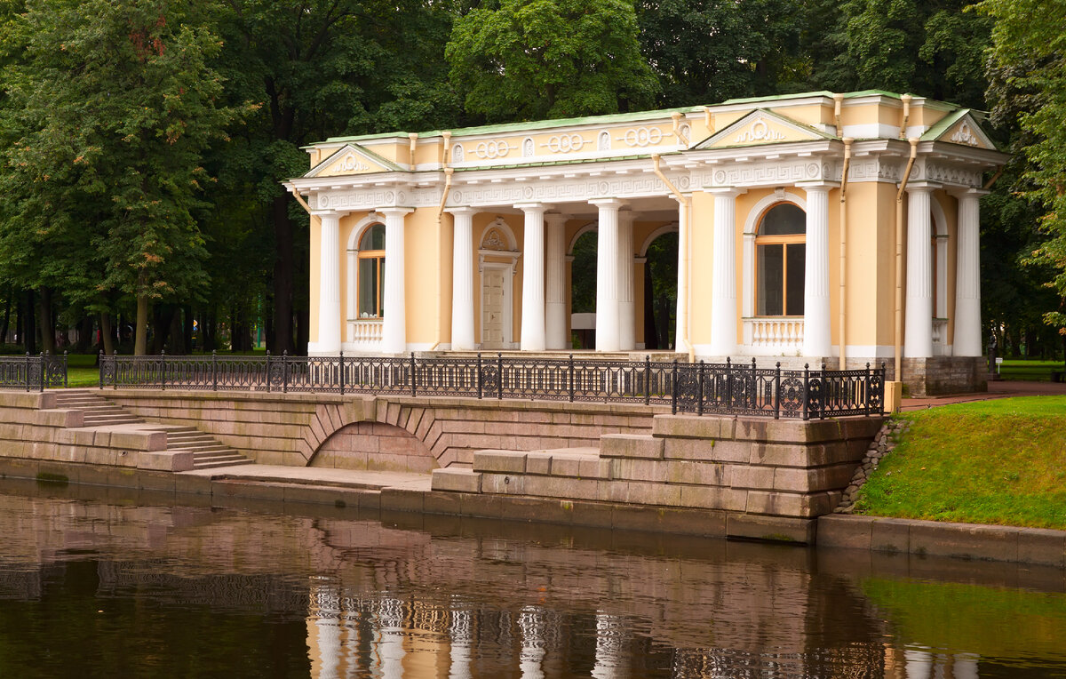 Пристань возле Павильона Росси