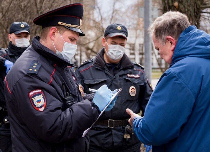 Сотрудники полиции выписывают штраф за нарушение масляного режима.