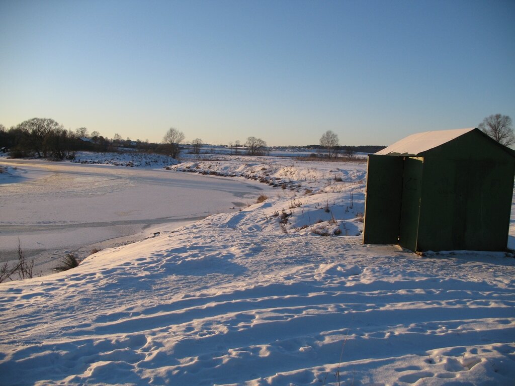 Будка моржей на берегу реки Воря.Изготавливал на производстве в том числе и мой отец.
