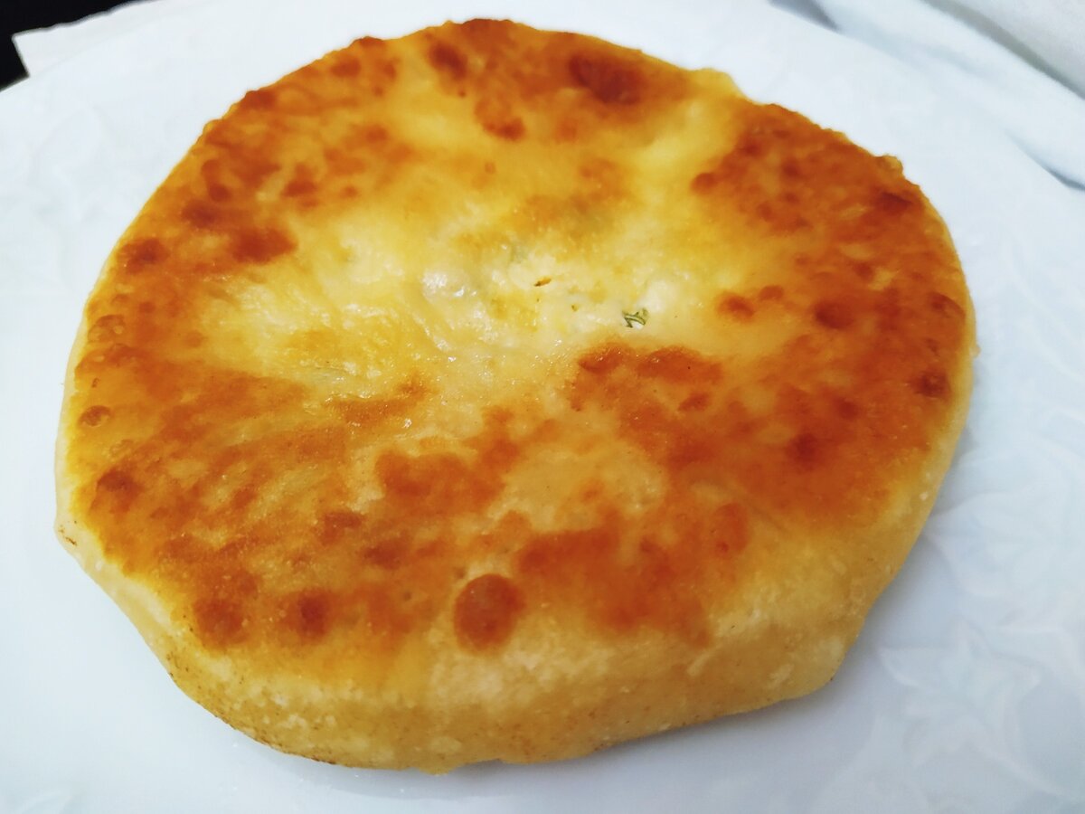 Румяная нежная лепёшка, только что со сковородки.