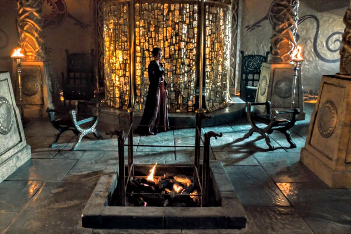 интерьеры тут, мягко говоря, странно смотрятся на фоне общей разрухи