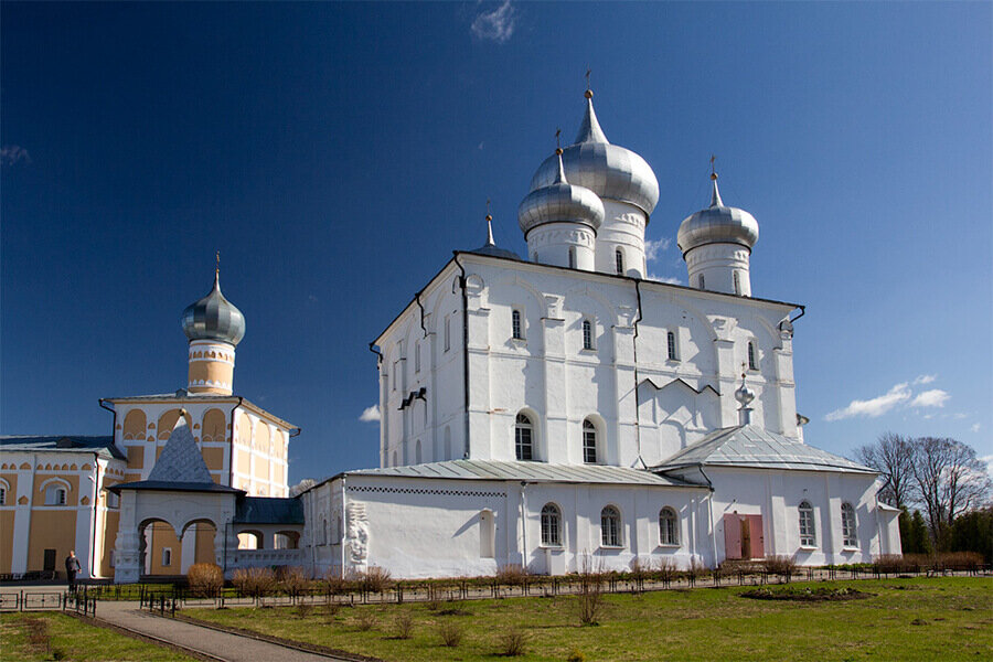 Варламо хутынский монастырь новгородская область. Хутынь Великий Новгород монастырь. Варлаамо-Хутынский Спасо-Преображенский женский монастырь. Спасо-Преображенском соборе Варлаамо-Хутынского монастыря.