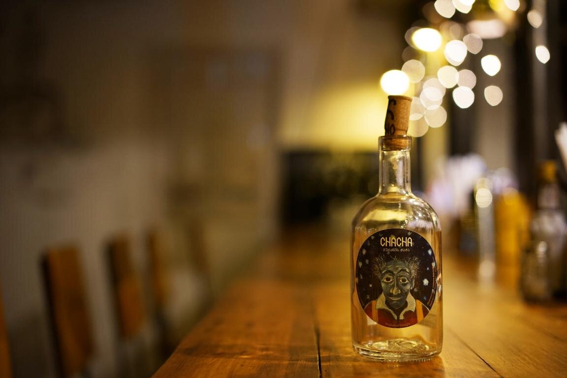 Алкоголь вживають у чистому вигляді, використовують у коктейлях та застосовують у кулінарії. За світовими стандартами міцним називають напої 20% і вище. У РФ цей кордон дорівнює 28%.-6