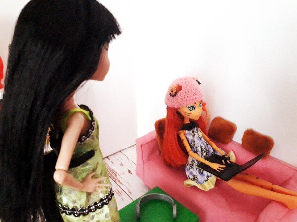 Сана не расстается с ноутбуком и с телефоном - ищет новые идеи для творчества. Только авторские фото.