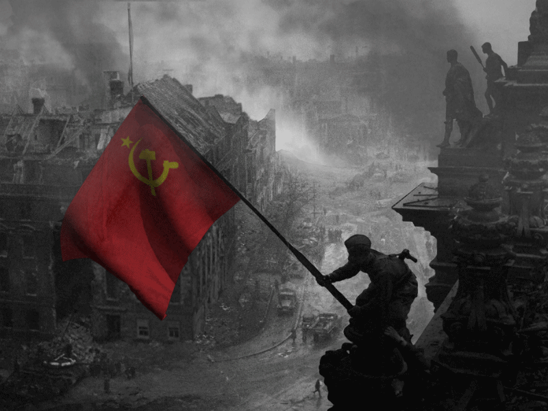 Флаг над зданием Рейхстага в Берлине 