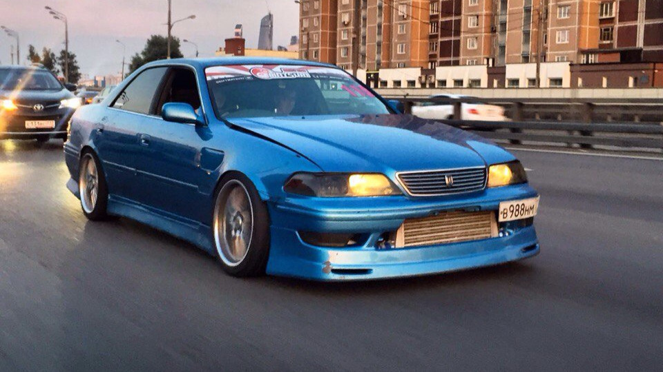 Toyota Mark II — автомобиль бизнес класса, преимущественно, для внутреннего японского рынка. Выпускался с 1968 года по 2004 год, в котором ему на замену пришел Toyota Mark X. Несмотря на годы прошедшие с момента окончания его производства, автомобиль до сегодняшнего дня пользуется популярностью, во многом благодаря мощным, легендарным двигателям 1JZ-GTE, вместе с ним шли моторы и поспокойней, рабочим объемом от 1.8 до 3 литров. Вся правда по всем этим двигателям Марк 2 собрана и ждет вашего внимания, неисправности и ремонт, правильный тюнинг, масло и многое другое. 