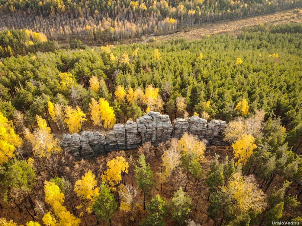Скала Чёртово Городище около посёлка Исеть близ Екатеринбурга с высоты птичьего полёта