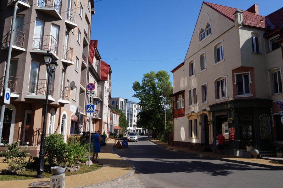 Зеленоградск туристы. Светлогорск прокат автомобилей. До свидания уютный городок зеленоградск. Домик гудовича зеленоградск. Домик гудовича зеленоградск.