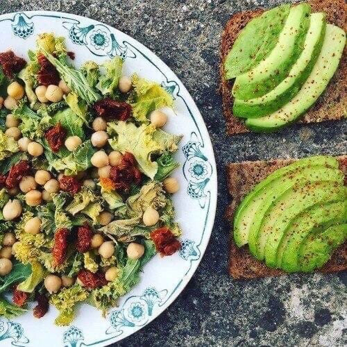 5 идей салатов для легкого ужина   
1. Капуста + огурцы + вареные яйца. Заправить соусом из растительного масла и петрушки 
 
2. Курица-гриль + томаты черри + огурцы + салатные листья + зеленый лук. Заправить соусом из растительного масла, петрушки и лимонного сока. 
 
3. Яблоки + шпинат + грецкие орехи + сельдерей. Заправить соусом из оливкового масла, сметаны и зерновой горчицы. 
 
4. Авокадо + яблоко + лайм + киви. Заправить соусом из йогурта, мяты и орехов. 
 
5. Брынза + зеленый лук + салатные листья + редис. Заправить соусом из сметаны и укропа.