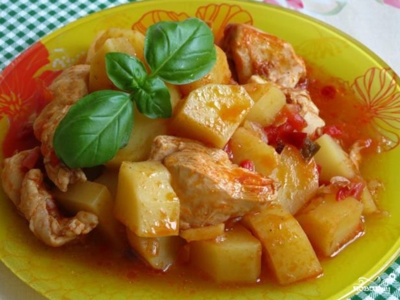 Тушеная картошка в мультиварке с куриным филе. Тушёная картошка с курицей. курица с картошкой в мультиварке. тушёная картошка с курицей в мультиварке. картошка тушеная с окорочком.