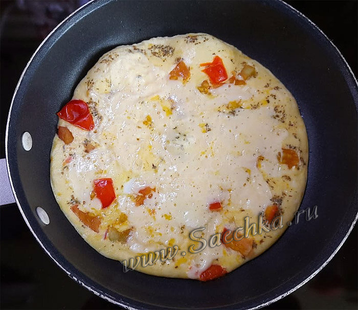 Омлет с помидором и сыром
