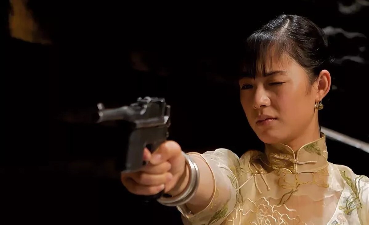 Кадр из фильма "Пусть летят пули" (2010)