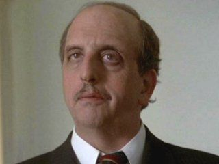 Винсент Скьявелли в фильме «Завтра не умрёт никогда»