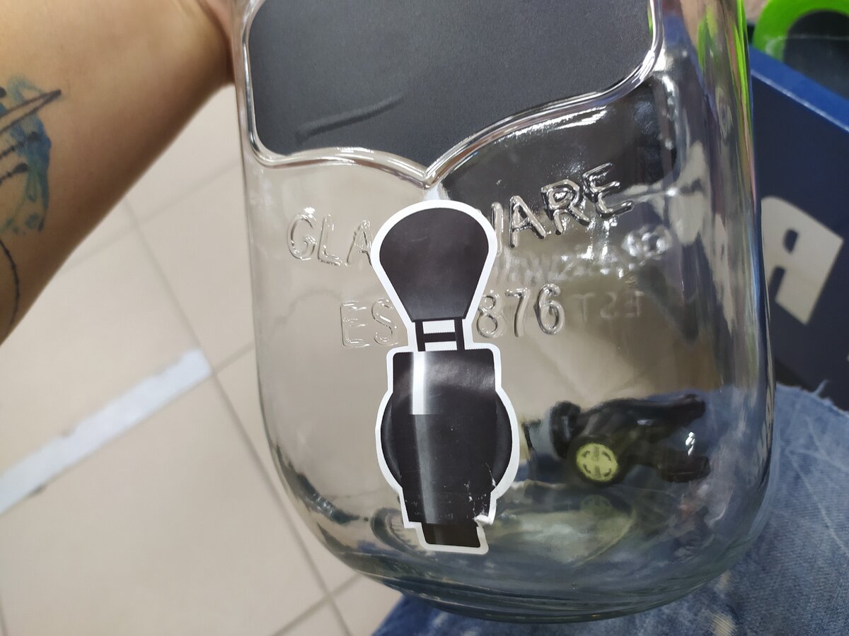 Отверстие для ввинчивания крана помечено наклейкой. Кран внутри банки