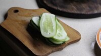 Для того, чтобы приготовить огуречные рулетики, следует выбирать крупные и длинные огурцы. Овощи нужно помыть, обсушить и нарезать на тоненькие пластинки с помощью специальной овощерезки.