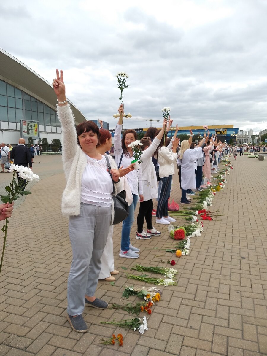 Мирные девушки в белом Комаровка Минск 12 августа