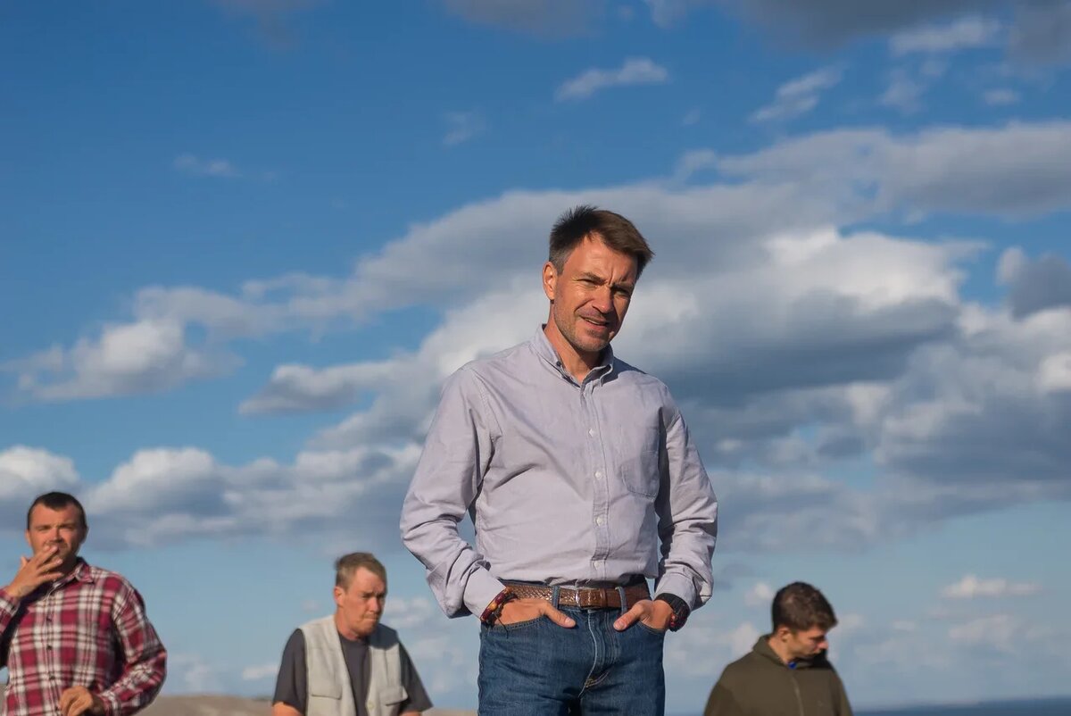 Кирилл Гребенщиков в сериале "Закрытый сезон", 2020г., реж. Дарья Полторацкая. Фото предоставлено телеканалом "Россия"