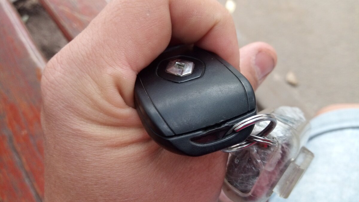 Чуть повредил при вскрытиии