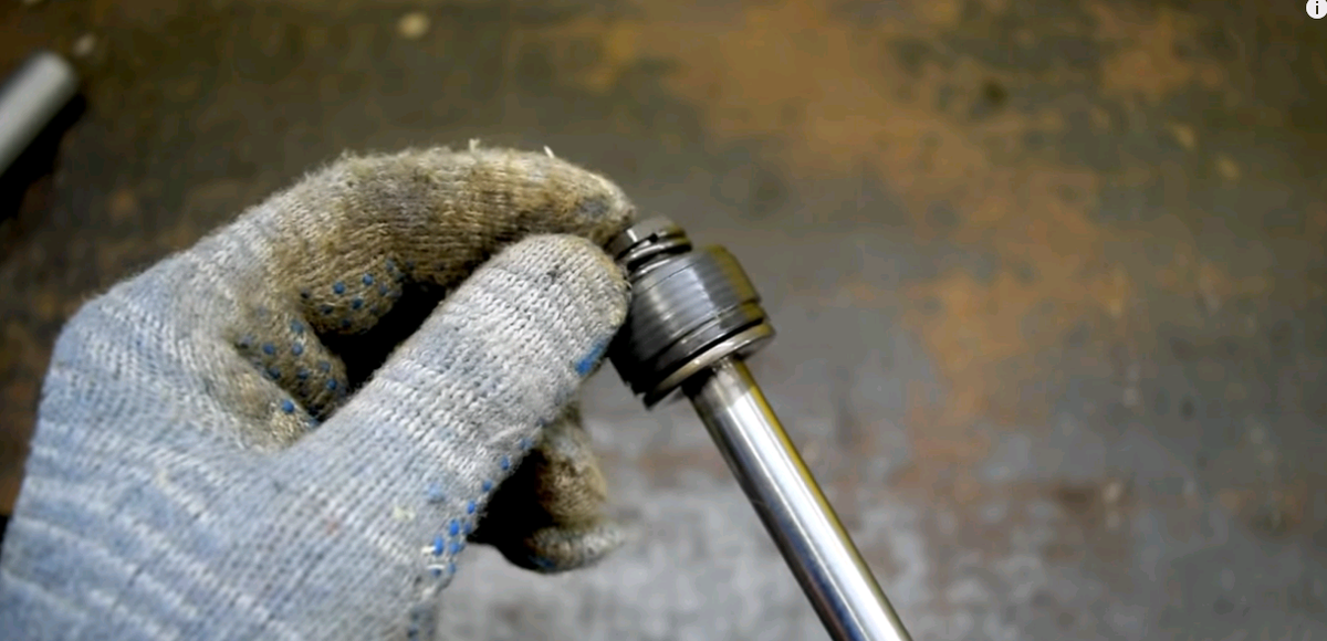 Разбираем амортизатор