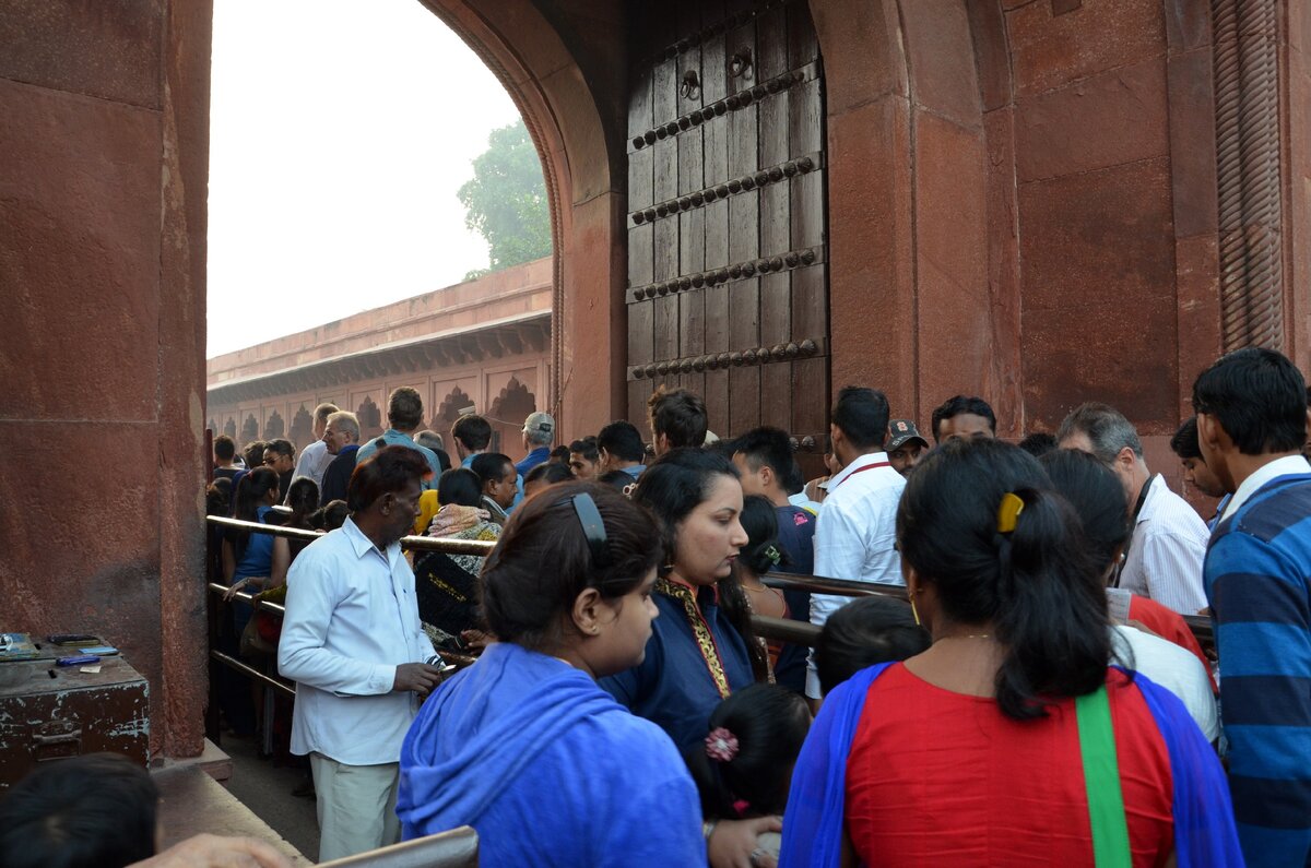 Толпа на входе в Тадж-Махал. Фото автора.