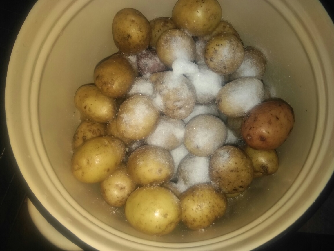 Насыпаем в картофель побольше соли
