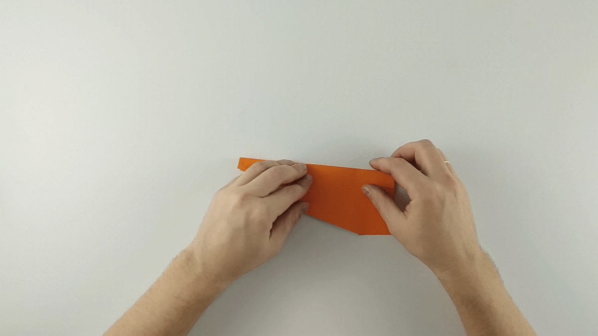 Шаг 9.1. Сгибаем край крыла параллельно оси самолета.