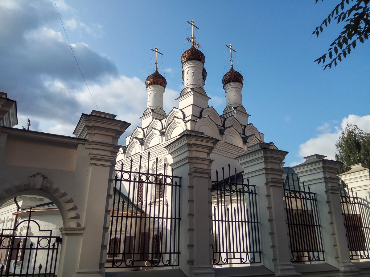 Храмы подворья в москве. Храм Николая в Голутвине. Храм в Голутвине китайское подворье. Церковь Николая Чудотворца в Голутвине. Церковь Николая Чудотворца в Голутвине Москва.