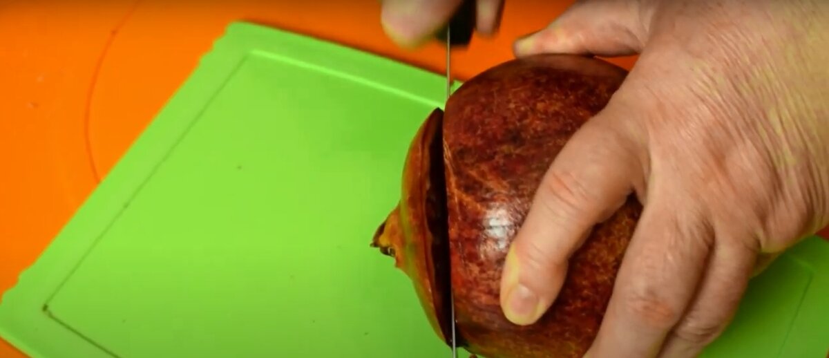 Срезаем верхушку граната,