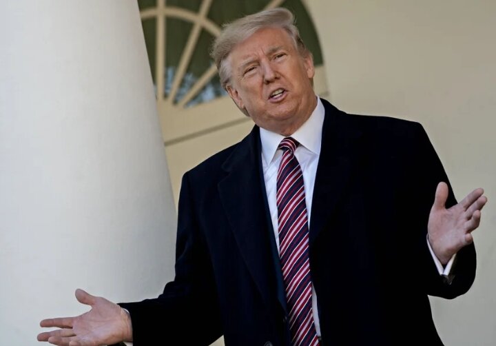 ДОНАЛЬД ТРАМП ВЫСТУПАЕТ ПЕРЕД ЖУРНАЛИСТАМИ ЗА ПРЕДЕЛАМИ БЕЛОГО ДОМА В НОЯБРЕ. АВТОР: ЭНДРЮ ХАРРЕР/BLOOMBERG VIA GETTY IMAGES