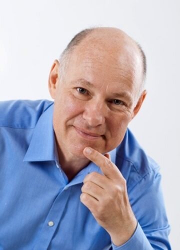 — Я считаю, что причины [роста смертности] смешанные. На первом месте, безусловно, коронавирус. Но с учетом того, что из-за него доступность медицинских услуг стала затруднена, одновременно пошел рост обострения хронических заболеваний: и сердечно-сосудистых, и онкологическая помощь на сегодня не так доступна, как была до коронавируса. В медсанчасти закрыты эндокринологическое и неврологическое отделения. Понятно, что все эти больные перераспределены, но если такие крупные отделения закрыты, значит, есть проблема с госпитализацией. Коронавирус и ком хронических заболеваний в совокупности и привели к росту смертности. Мы пока не знаем, когда это все закончится. Есть только прогнозы специалистов, причем очень противоречивые: кто-то говорит про 2021 год, кто-то — про 2022-й. Я надеюсь на лучшее, что к весне всё, может быть, стихнет. Но пока мы не вернемся к обычной жизни, помощь хроническим больным будет страдать.