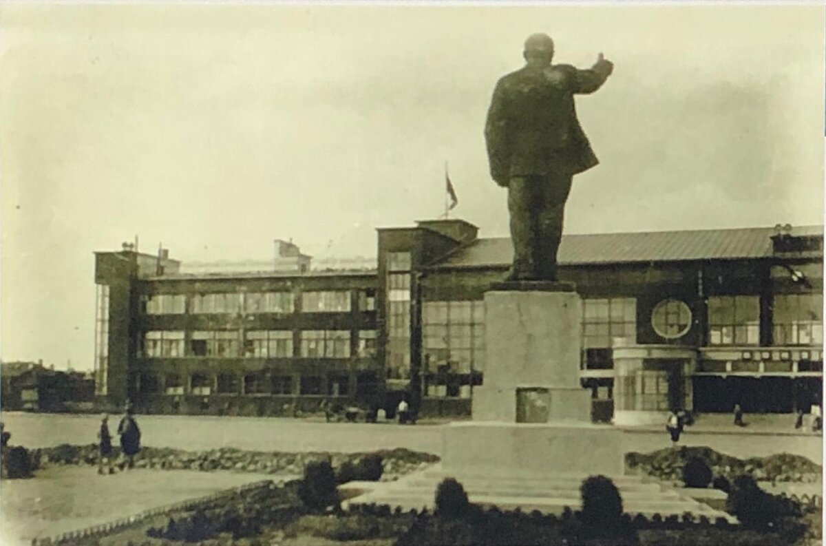 На этом фото ещё видно сплошное остекление стен. Фото 1934-1939 гг.