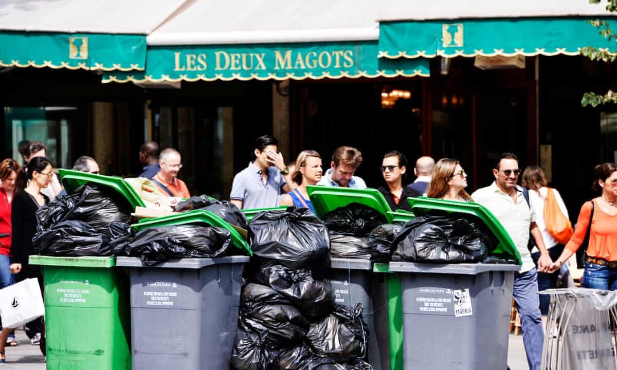Мусор накапливается возле Les Deux Magots, одного из знаменитых парижских кафе на левом берегу. Фотография: Фред Вилканет / Getty Images