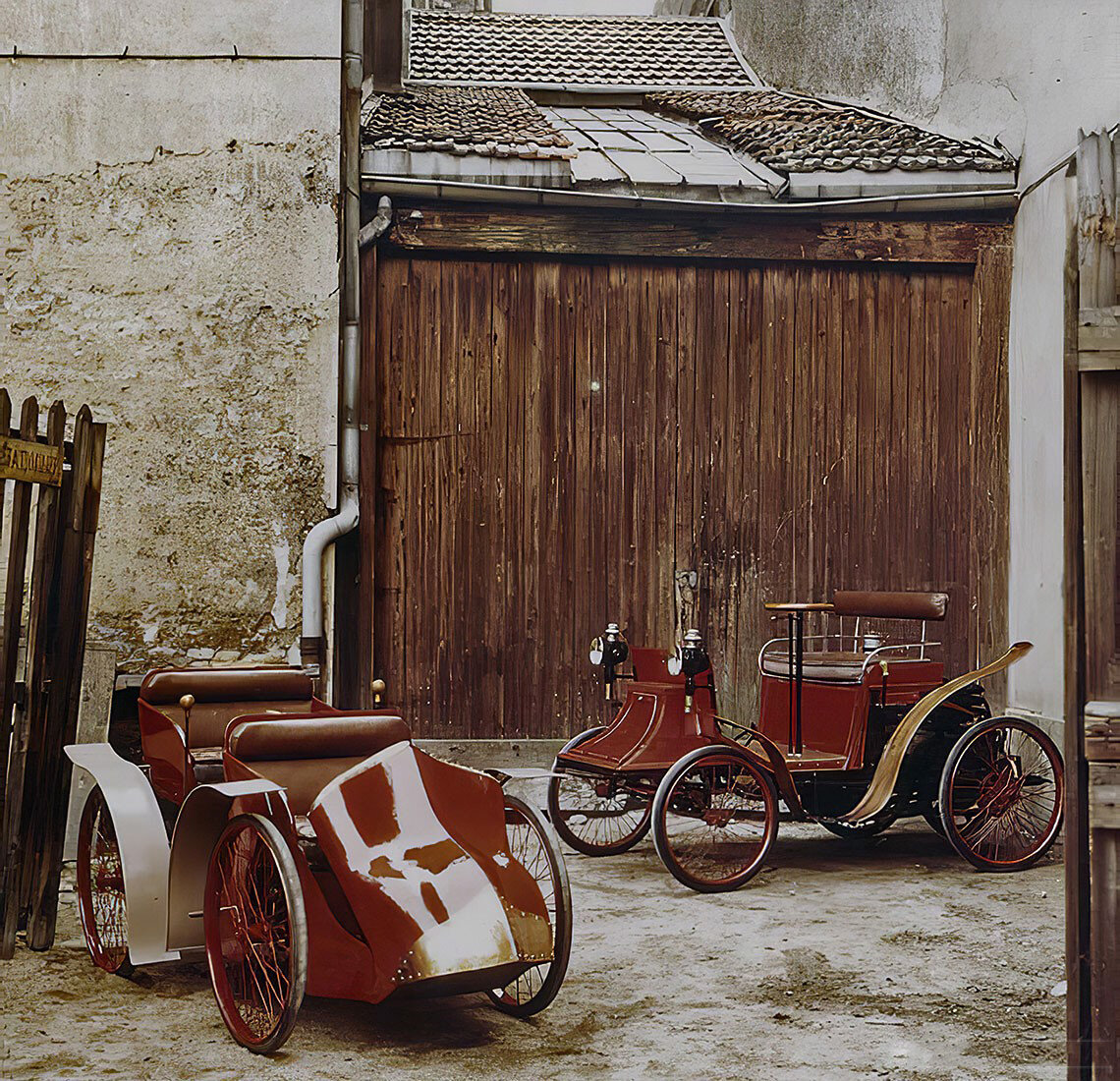 «Тапочка» – копия первого автомобиля Berliet Voiturette № 1 «La pantoufle» и модель № 2 выпуска 1897 г. около первой мастерской Berliet в бывшем пригороде Лиона Круа-Русс. Экспонаты собрания La Fondation Berliet