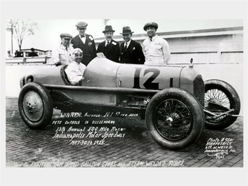 Петер де Паоло на «Дюзенберг» перед гонкой "Инди-500" 1925 года. Выиграв эту гонку, Петер стал первым статистическим победителем зачётного этапа чемпионата мира