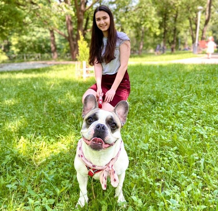 Аделина Саляхутдинова и ее питомец - французский бульдог Тори