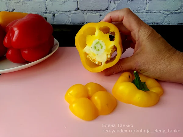 Как вы уже наверняка догадались, для этого рецепта нужны крупные яркие перцы. Я взяла 4 штуки по 170-200 грамм. У каждого  перца срезаю "шляпку" и "донышко"→→→