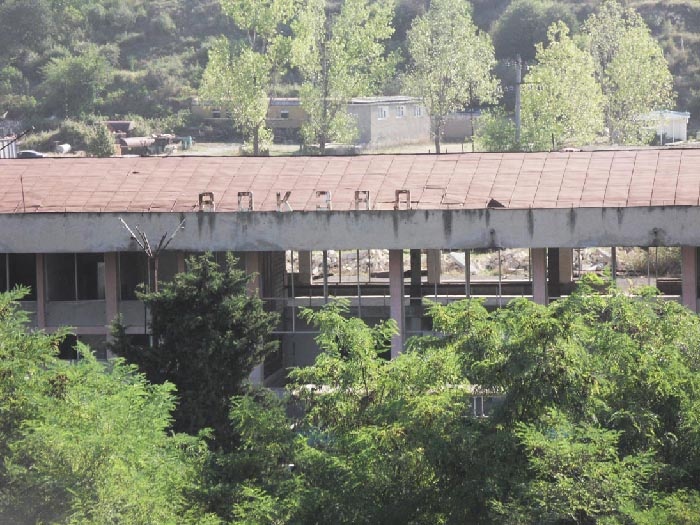 Следы прошлой войны. Железнодорожный вокзал Степанакерта