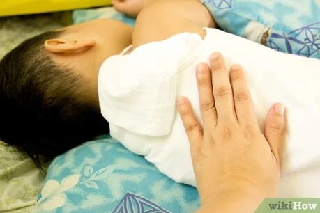 1
Составьте распорядок дня. Между тихим часом днем и отходом ко сну вечером должно пройти много времени. Если эти два периода слишком близки друг к другу, ребенок с меньшей вероятностью захочет идти спать.


2
В среднем двухлетние дети спят 11 часов ночью и 2 часа днем, но это не четкое правило.


3
Убедитесь, что ребенок был физически активен. У двухлетних детей много энергии, и, если ее не сжечь, она помешает ребенку уснуть.


4
Обозначьте время сна одной фразой (а лучше одним словом), чтобы она ассоциировалась у ребенка со сном. Например: "ночь", "спатьки" или "бай-бай". Если ребенок поймет, что происходит, он проще пойдет на сотрудничество.


5
Распланируйте порядок дел перед сном, чтобы ребенок начал успокаиваться. Например, ванная, стакан молока, сказка или колыбельная.


6
За час до сна дом должен погрузиться в тишину, приглушите свет, чтобы ребенок смог перестроиться с дневного времени на ночное.


7
Все подготовьте: кровать, ребенка и себя. Настало время сменить подгузник, убрать из кровати все лишнее и взять книжку со сказками.


8
Вместо чтения вы можете каждый день петь одну и ту же песню или повторять один и тот же стих. Так вы установите определенный распорядок и избавите себя от необходимости читать слишком длинную книгу несколько ночей подряд.


9
Дети любят распорядок дня. Придерживайтесь его каждый день, и вскоре ребенок будет знать, что ожидать. Он будет ждать сначала ванную, потом сказку и будет готов уснуть.


10
Приучите ребенка спокойно лежать в кровати. Тренируйте его в течение дня.


11
Вы также можете попробовать растереть ему спину. Многие дети находят физический контакт расслабляющим и успокаивающим. Даже двухлетние любят, когда им периодически трут спинку.
            Советы:                                                                                       В комнате всегда должно быть темно и прохладно. Если в комнате будет слишком светло, ребенку будет любопытно, что происходит вокруг.
Помните, с сухим подгузником засыпать легче.
Уделите время для сказок, для ребенка это очень важно. Общайтесь с ним в процессе чтения. Позволяйте рассматривать картинки или держать книгу. Ребенок не только научится вниманию и концентрации, но и будет развиваться.
Придерживайтесь графику и укладывайте ребенка спать в одно и то же время. Вскоре вы заметите, что ребенок клюет носом незадолго до отхода ко сну.
Как только ребенок приучился ложиться спать, не спите рядом с ним, чтобы он не равнялся на вас. Постепенно уменьшайте количество времени, которое спите рядом с ним.
Поставьте в комнате ночник. Так ребенок не будет чувствовать себя одиноко, когда вы уйдете.
Как только вы вышли из комнаты, не возвращайтесь, пока плач не перерастет в неконтролируемый. Если вы будете придерживаться этого правила неделю, потом станет значительно легче!
Как только вы установите распорядок, ребенок к нему приспособится. Это хорошо, но вы тоже должны приспособиться. Дети полагаются на определенный график, от которого можно зависеть. Это учит их доверию.
Вы можете держать комнату в тишине или оставить фоновую музыку или другой незначительный шум.
Оберните ребенка в уютную пеленку или их любимое одеяло, чтобы создать чувство комфорта, медленно покачивайте и похлопывайте по спине или плечам, чтобы он успокоился, что вы рядом, и крепко уснул.
Не меняйте распорядок. Чем старше будет становиться ребенок, тем труднее будет его сменить.
Полежите рядом минут 10, а потом положите рядом свернутое одеяло или дополнительную подушку, чтобы ребенок думал, что вы еще рядом.