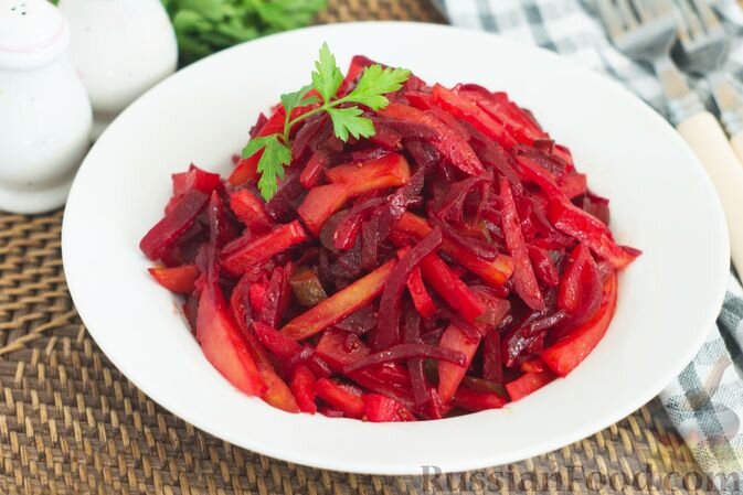 картофель, свёкла, огурцы маринованные, морковь, масло растительное, масло сливочное, томатная паста, асафетида, орех мускатный молотый, перец чёрный молотый, семена горчицы чёрной, кориандр молотый, лавровый лист, сахар, соль