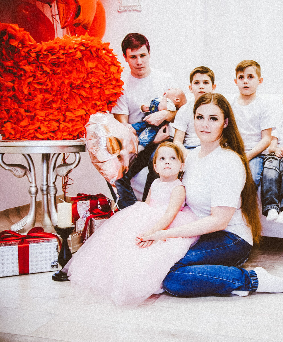 Даже здесь, на общих фото, спрашивают чего муж такой хмурый) 