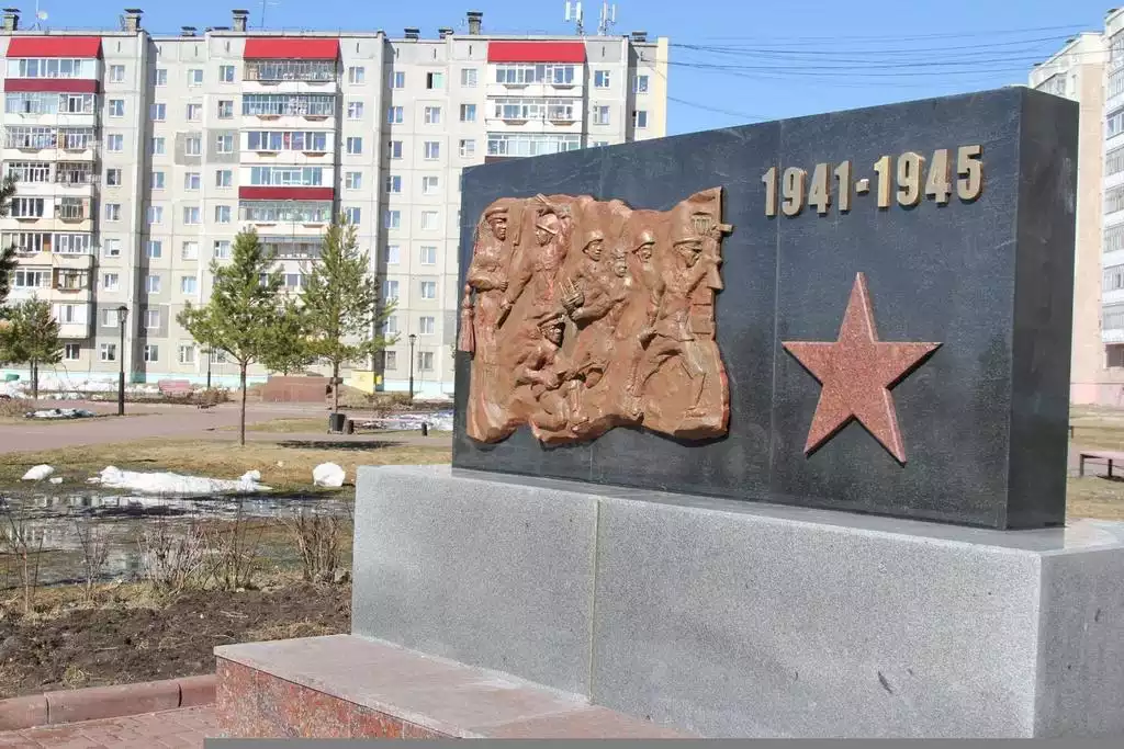 Пытьях город. Пыть-Ях аллея славы. Памятники Пыть Яха. Пыть Ях Обелиск. Пыть Ях мемориал