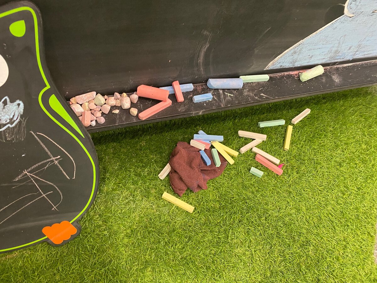 Мел по всей комнате