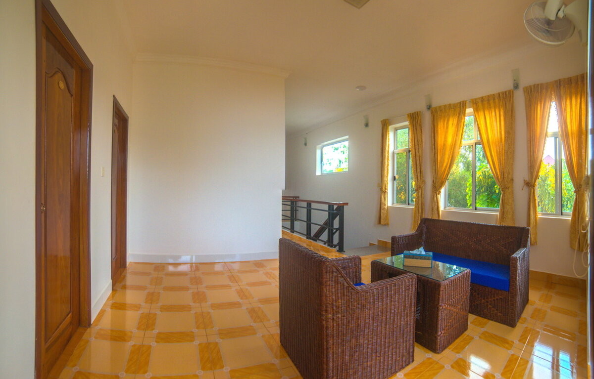 Холл в отеле. Бывает иногда много ни к чемного места. Зачем, для меня большой вопрос