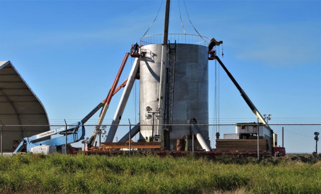 Сборка корабля велась в прямом смысле на улице
