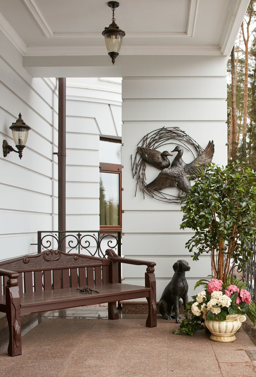 Оформление веранды искусственными растениями Treez Collection.