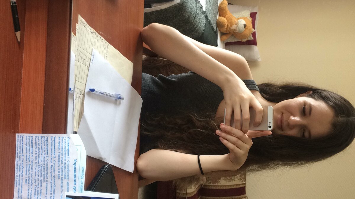 Люблю это фото меня. Я всегда была в изучении чего-то и написании чего-то, так что для меня это привычная среда - писать, думать, исследовать.